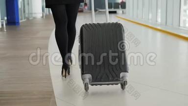 女人在机场候机楼跑步，女商人商务女行李<strong>行李箱</strong>购物中心，<strong>旅游</strong>概念